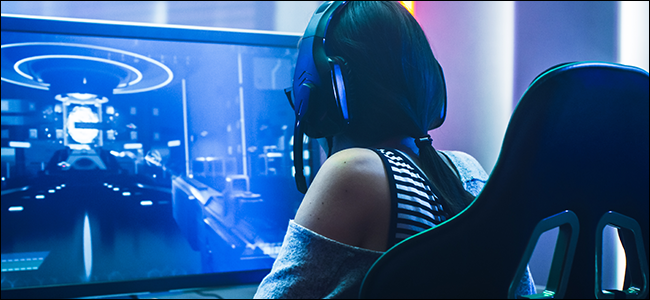 Un jugador juega un juego de disparos en primera persona.