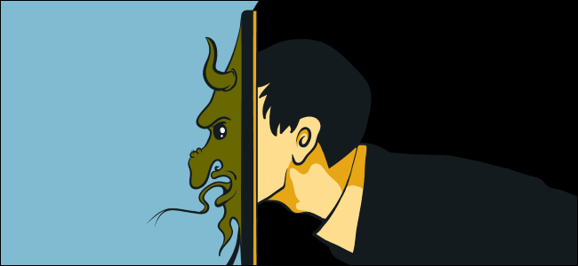 Troll de Internet que llega a través de una pantalla de computadora.