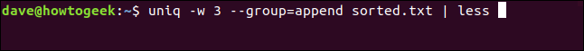 El comando "uniq -w 3 --group = append sorted.txt | less" en una ventana de terminal.