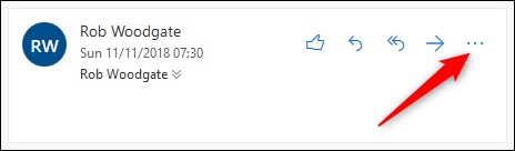 La opción de tres puntos en un correo electrónico