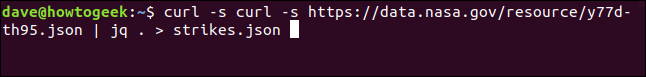 El comando "curl -s https://data.nasa.gov/resource/y77d-th95.json | jq.> Strikes.json" en una ventana de terminal.