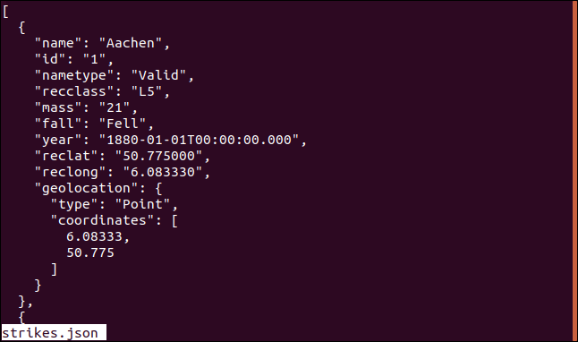 Salida del comando "less strikes.json" en less en una ventana de terminal.