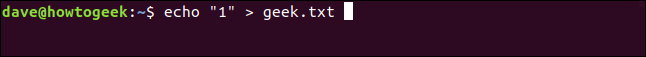 El comando "echo" 1 "> geek.txt" en una ventana de terminal.