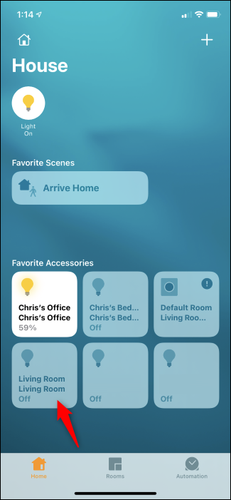 Mantener presionado un mosaico de accesorios en la aplicación Apple Home.