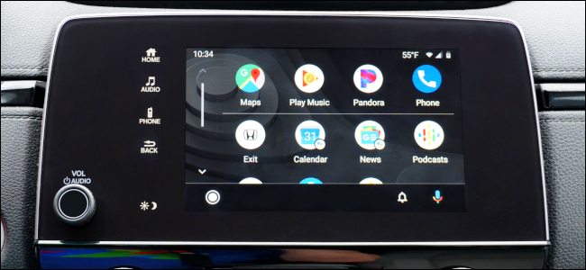Una pantalla táctil en un vehículo que muestra las aplicaciones de un teléfono a través de Android Auto.