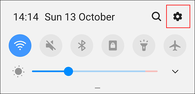 Desliza hacia abajo para acceder a la pantalla de notificaciones de Android, luego presiona el ícono de ajustes