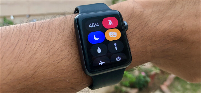 Apple Watch que muestra el Centro de control con conmutadores de modo silencioso habilitados