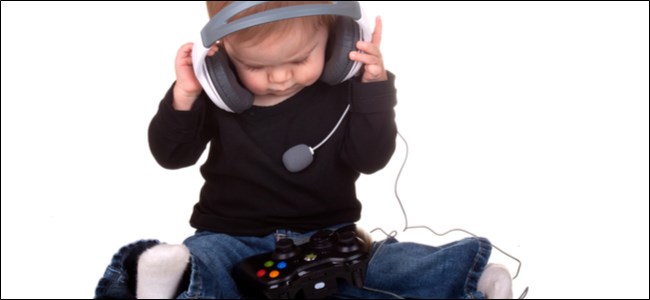 Un niño pequeño con un auricular con un controlador Xbox en su regazo.