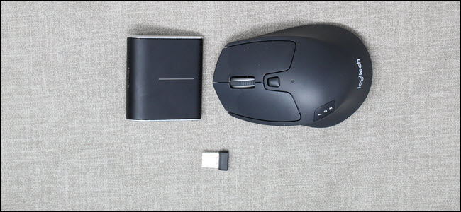 Un mouse Bluetooth Wedge de Microsoft junto a un mouse Logitech M720 RF.