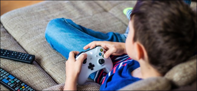 Niño sosteniendo el controlador Xbox One