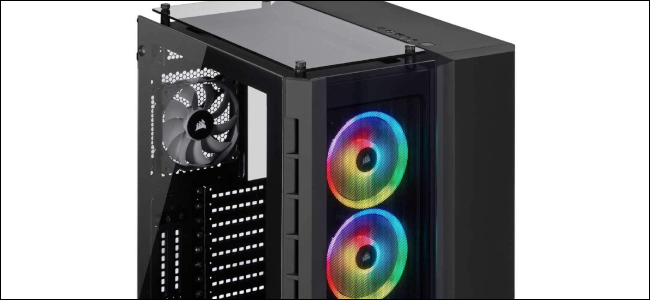 Una carcasa Corsair E-ATX con ventiladores LED RGB y un chasis negro.