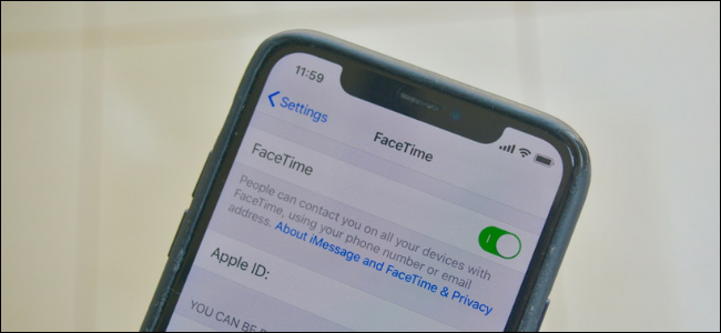 La sección FaceTime en Configuración en iPhone se muestra sobre fondo blanco