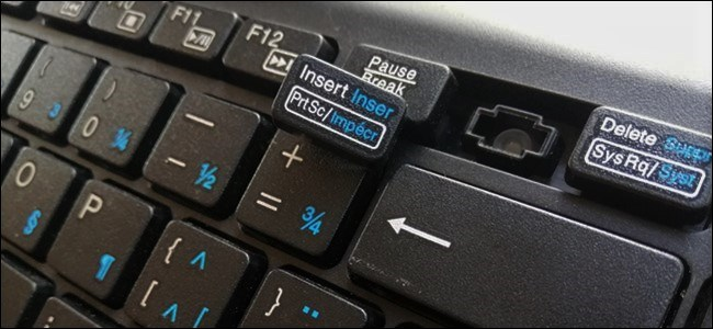 Una tecla Insert apareció en un teclado. 