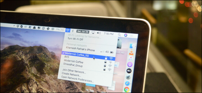 MacBook Pro que muestra el menú de selección de Wi-Fi en la barra de menús
