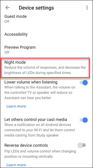 Diálogo de configuración del dispositivo de Google Home con un cuadro alrededor de la opción de modo nocturno.