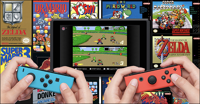 Dos pares de manos sosteniendo Nintendo Switches jugando "Mario Kart" con otros juegos de Nintendo NES detrás de la pantalla.