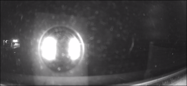 Wyze Cam con LED de visión nocturna encendidos, la mayor parte de la imagen está oscurecida por luces brillantes