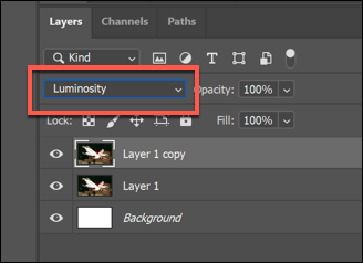 El modo de fusión de capas establecido en Luminosidad en Photoshop desde el menú desplegable en el panel Capas