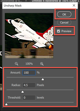 El cuadro de opciones del filtro Máscara de enfoque en Photoshop, con varios controles deslizantes de opciones.  Presione OK para guardar.