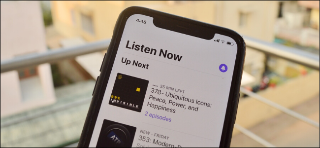 El menú "Escuchar ahora" en una aplicación de podcast en un iPhone.