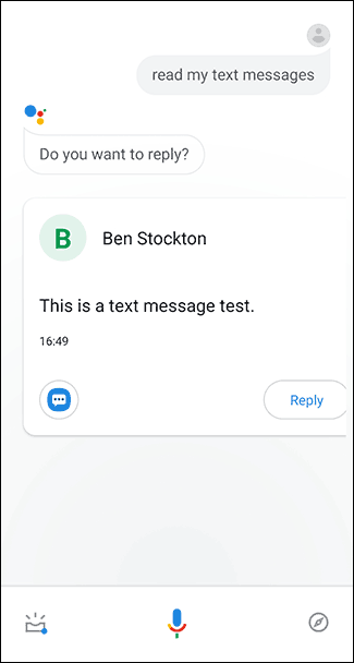 La aplicación Google Assistant en un teléfono inteligente que le pregunta si desea responder a un mensaje de texto.