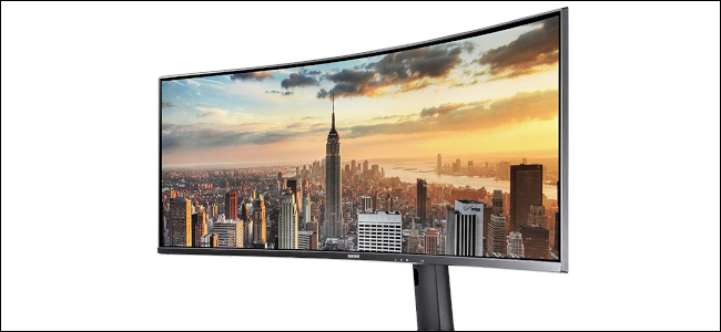 Un monitor ultra ancho Samsung de 43 pulgadas que muestra una escena del horizonte de Nueva York al atardecer.