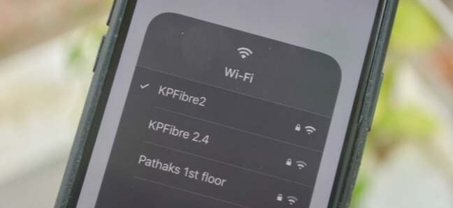 Seleccionar una red Wi-Fi diferente de la ventana emergente en el Centro de control en iPhone en iOS 13