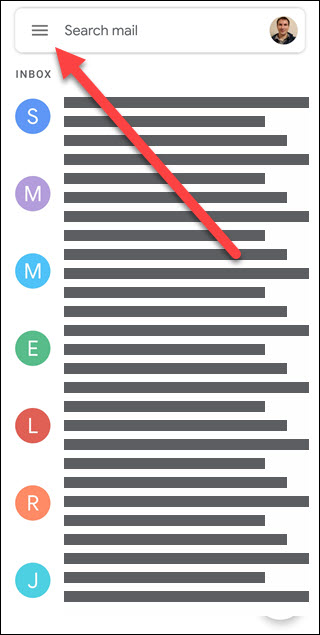 Aplicación de Gmail con una flecha que apunta al menú de hamburguesas