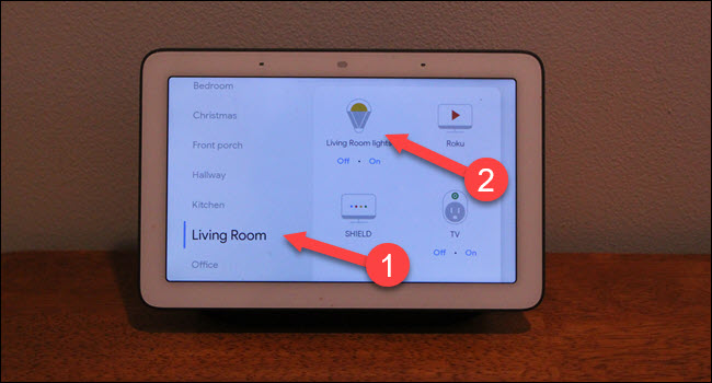 Diálogo de salas de Google Home con flechas que apuntan a las salas de estar y las luces.