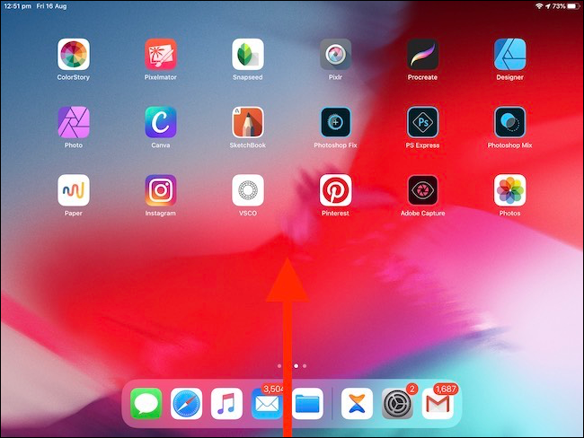 Deslice el dedo hacia arriba desde la parte inferior de la pantalla del iPad para mostrar el selector de aplicaciones.