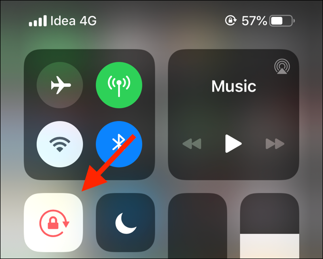 Toque el ícono de bloqueo de orientación desde el Centro de control en iPhone