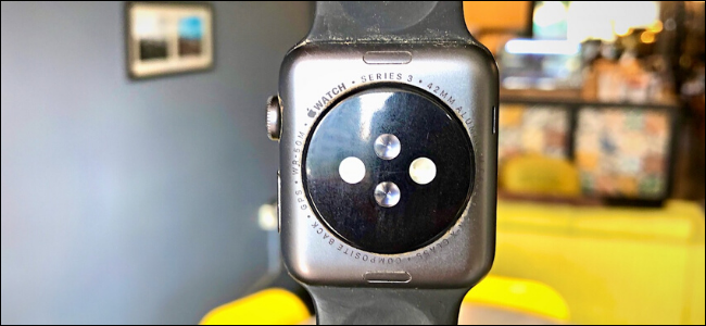 La parte posterior del Apple Watch Series 3 muestra detalles sobre el reloj.