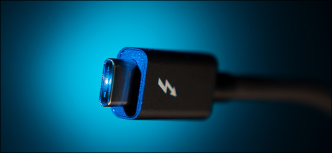 Cable Thunderbolt 3 negro sobre fondo negro con halo azul.