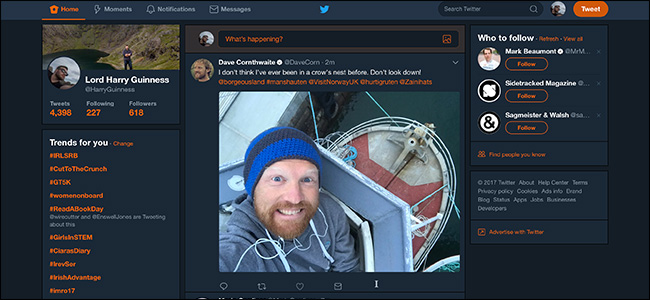 Un feed de Twitter en modo oscuro.