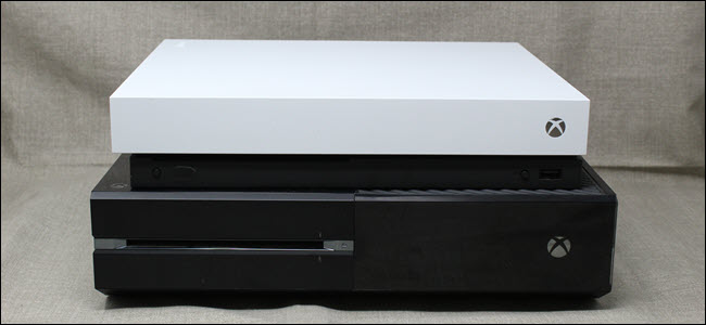 Una Xbox One X encima de una Xbox One original