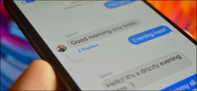 Usuario que crea respuestas en línea en el grupo de iMessage en iPhone