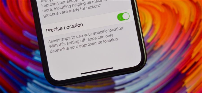 Usuario que deshabilita la configuración de ubicación precisa para una aplicación en iPhone
