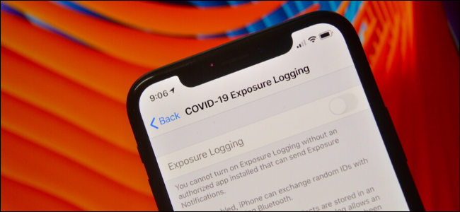 Usuario que usa la función de registro de exposición para las notificaciones de COVID-19 Expsoure en iPhone