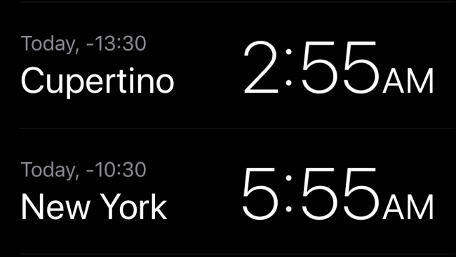 La hora local en Cupertino y Nueva York en la aplicación Reloj.