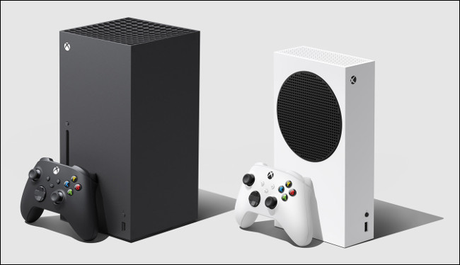 Una Xbox Series X y Series S con controladores.