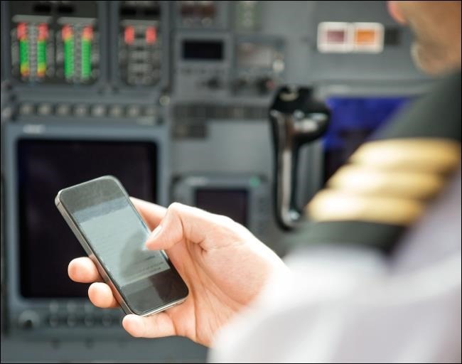 piloto-de-avión-usando-smartphone