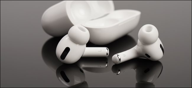 AirPods Pro de Apple junto con su estuche.