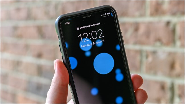 IPhone de Apple con fondo de pantalla dinámico