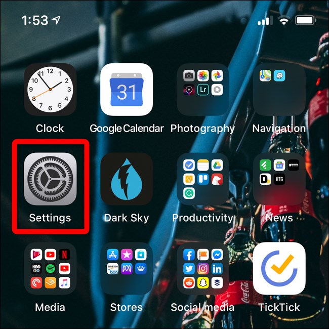 El icono de la aplicación Configuración en la pantalla de inicio de un iPhone.