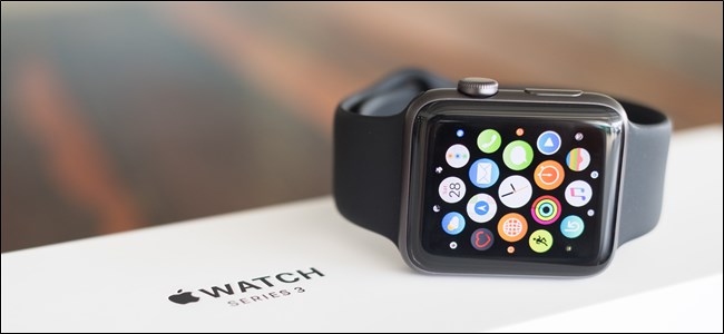 Apple Watch junto a la caja