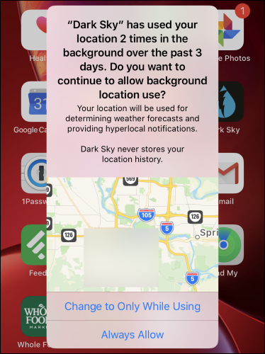 Una advertencia de uso de ubicación en segundo plano para Dark Sky en la pantalla de inicio de un iPhone.