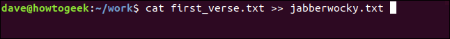 cat first_verse.txt >> jabberwocky.txt en una ventana de terminal