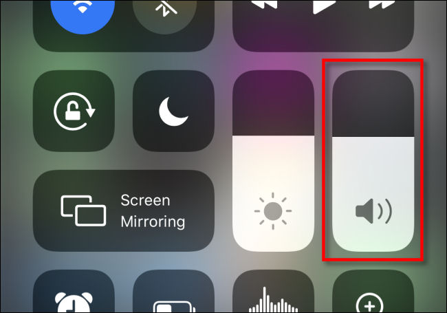 Cambia el volumen de Siri usando el Centro de control.