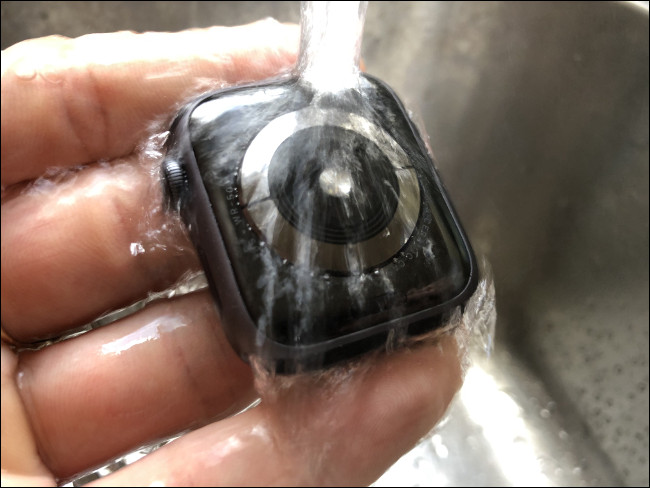 Enjuague el Apple Watch con agua corriente tibia