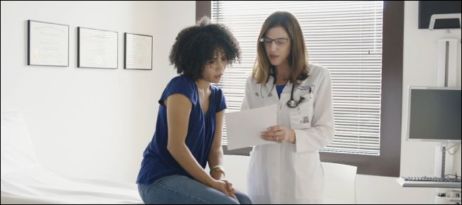 médico con Google Glass hablando con el paciente